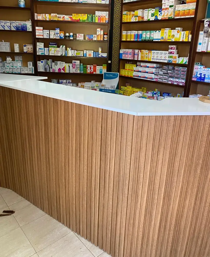 Comptoir et rayons de la pharmacie Cherkawa