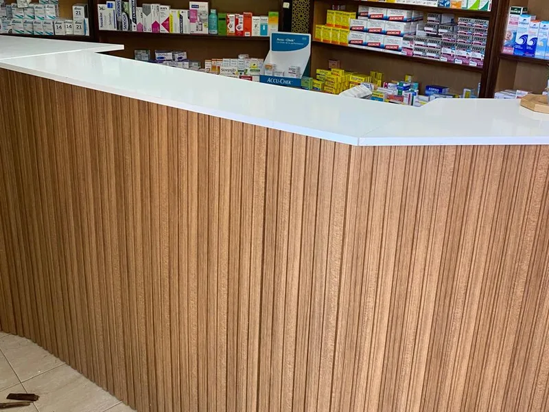 Comptoir et rayons de la pharmacie Cherkawa